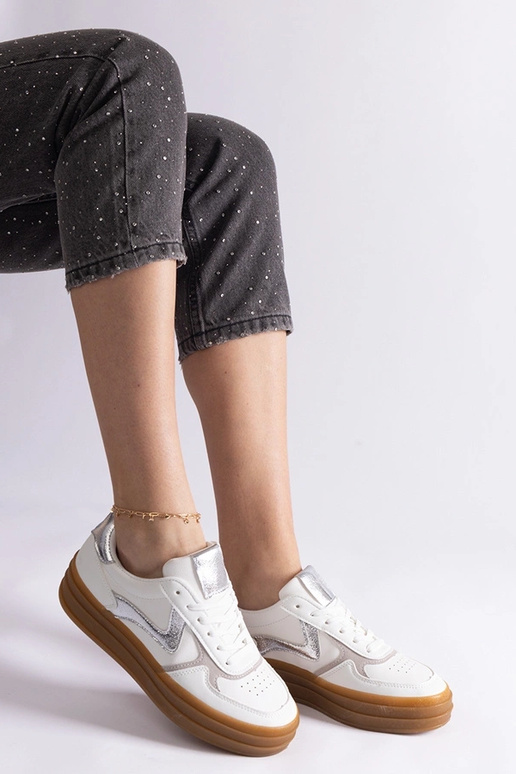 Balti ir sidabriniai sportbačiai su...