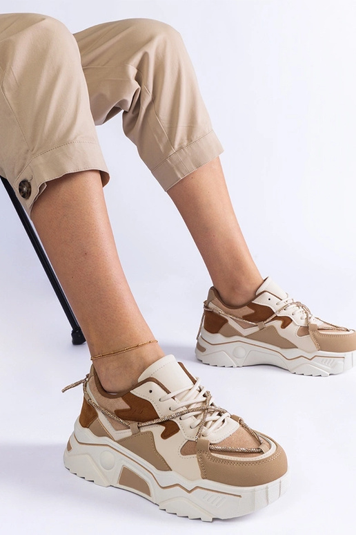 Rudi sportbačiai, dekoruoti Valdez...