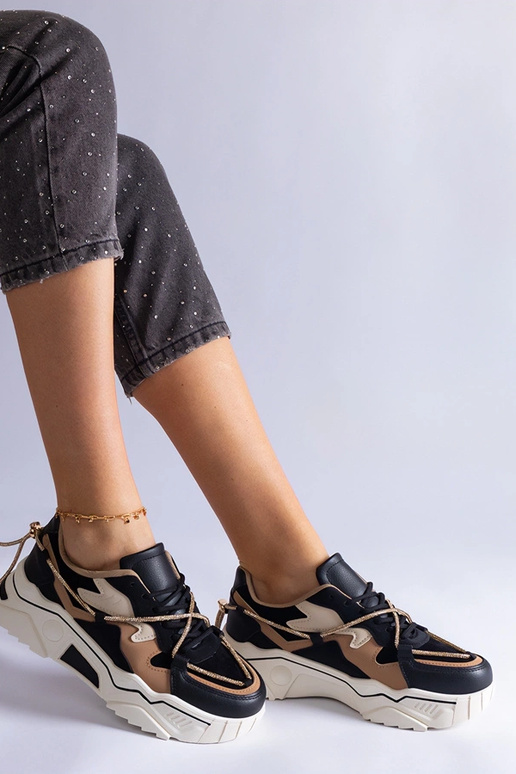 Juodi sportbačiai, dekoruoti Valdez...