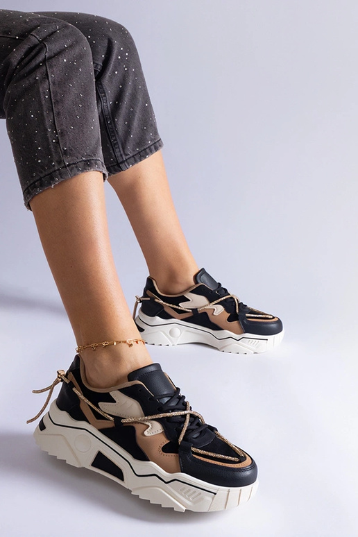 Juodi sportbačiai, dekoruoti Valdez...