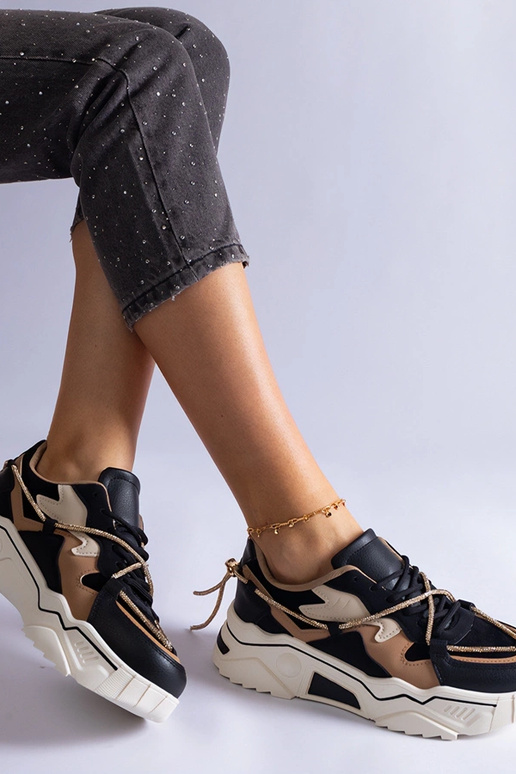 Juodi sportbačiai, dekoruoti Valdez...