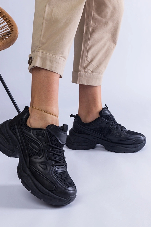 Juodi sportbačiai su masyviu Adom padu