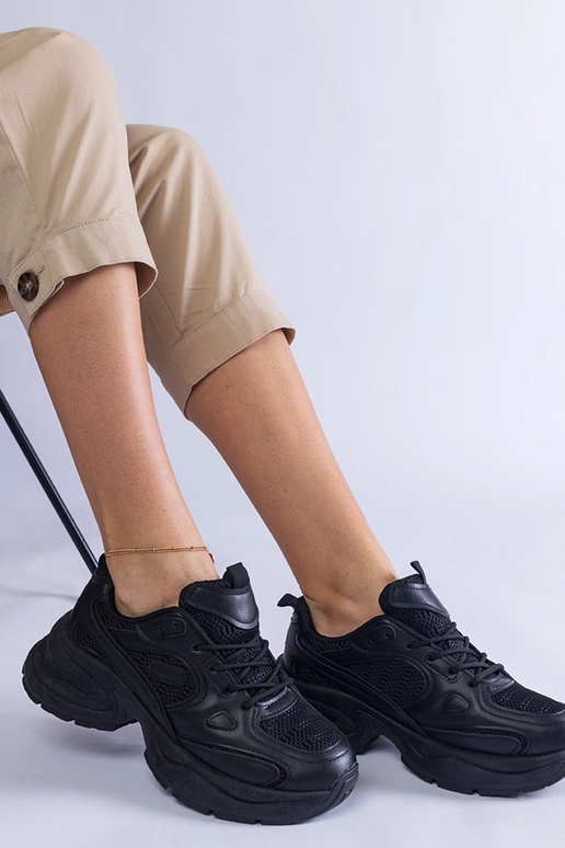 Juodi sportbačiai su masyviu Adom padu