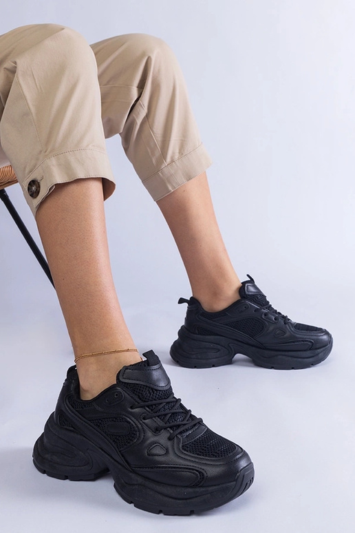 Juodi sportbačiai su masyviu Adom padu