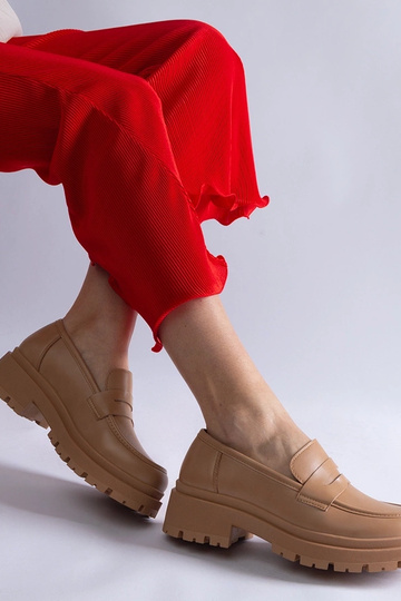 Tamsiai smėlio spalvos...