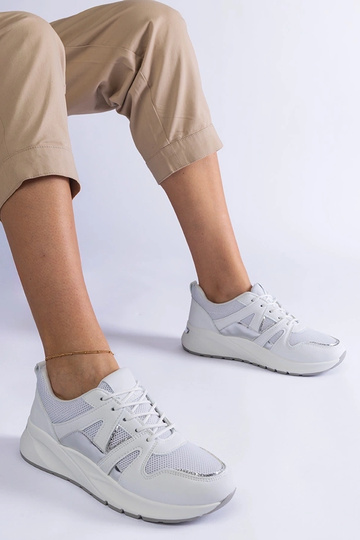 Balti sportbačiai storu...