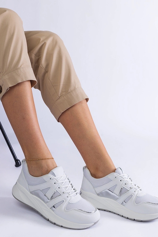 Balti sportbačiai storu padu Sierra