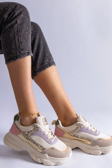 Įvairiaspalviai sportbačiai... 2