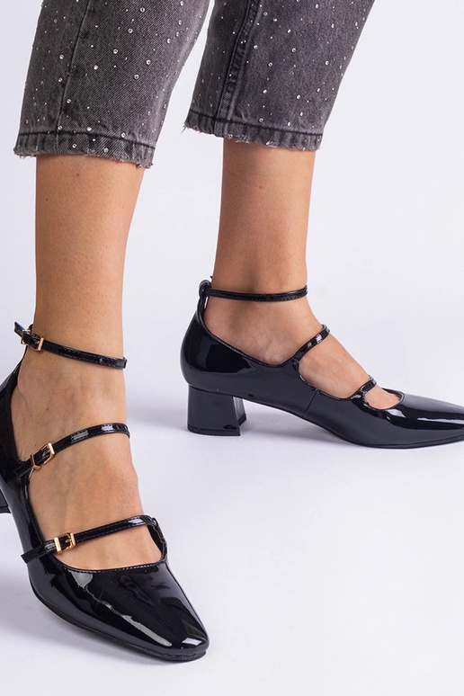 Juodos lakuotos odos pompos su Herman...