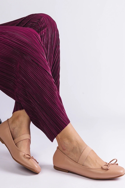 Smėlio spalvos baleto buteliai su...