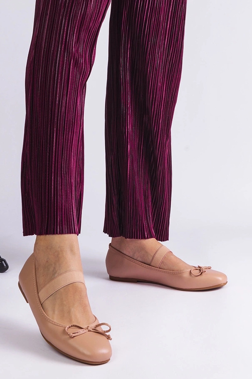 Smėlio spalvos baleto buteliai su...