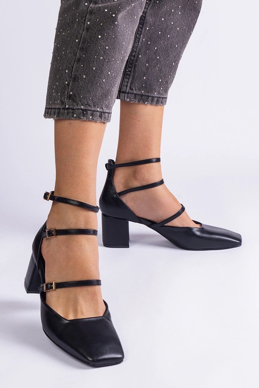 Juodos spalvos pompos su blokiniu...