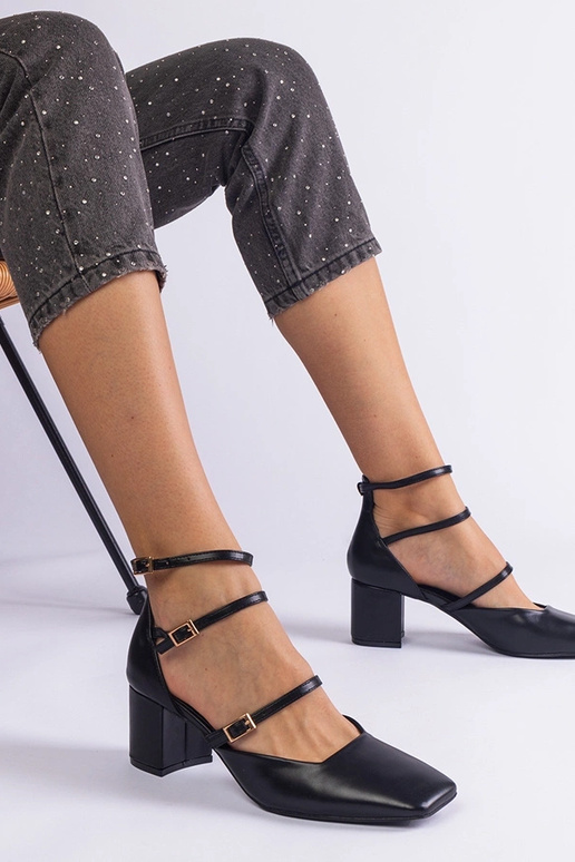 Juodos spalvos pompos su blokiniu...