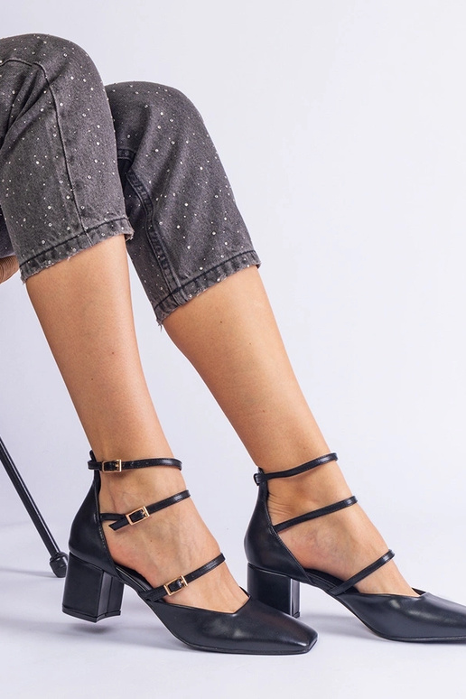 Juodos spalvos pompos su blokiniu...