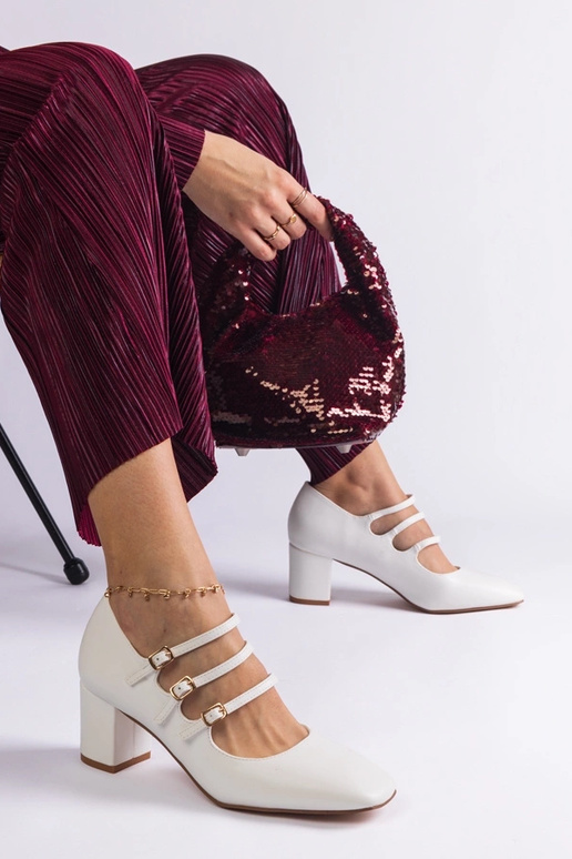 Baltos spalvos pompos su blokiniu... Baltos spalvos pompos su blokiniu...