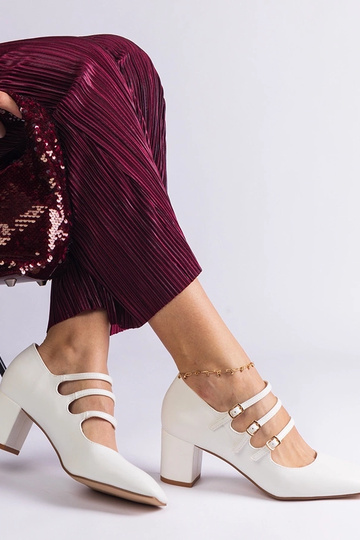 Baltos spalvos pompos su... 2