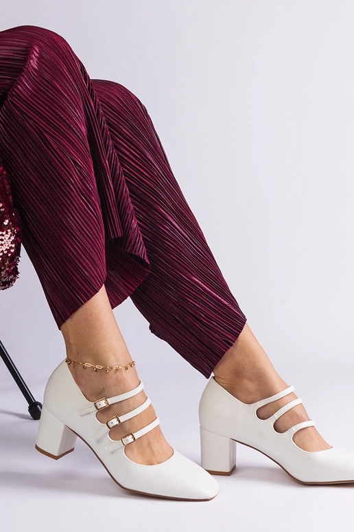 Baltos spalvos pompos su blokiniu... Baltos spalvos pompos su blokiniu...