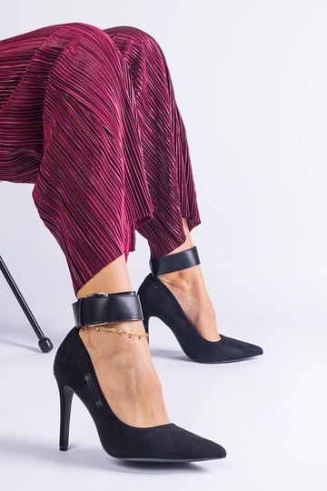 Juodos aukštakulnės pompos...