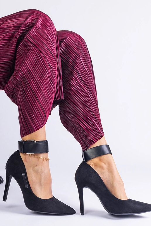 Juodos aukštakulnės pompos iš...