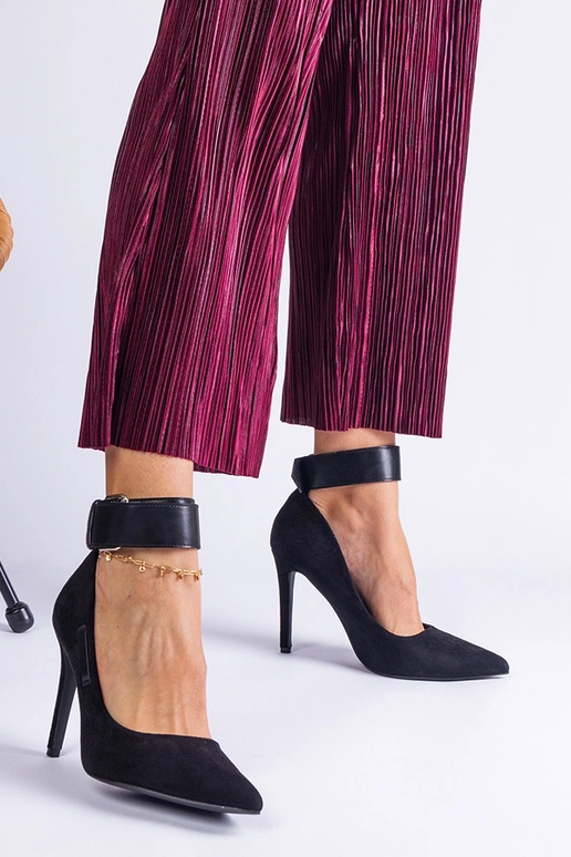 Juodos aukštakulnės pompos iš...