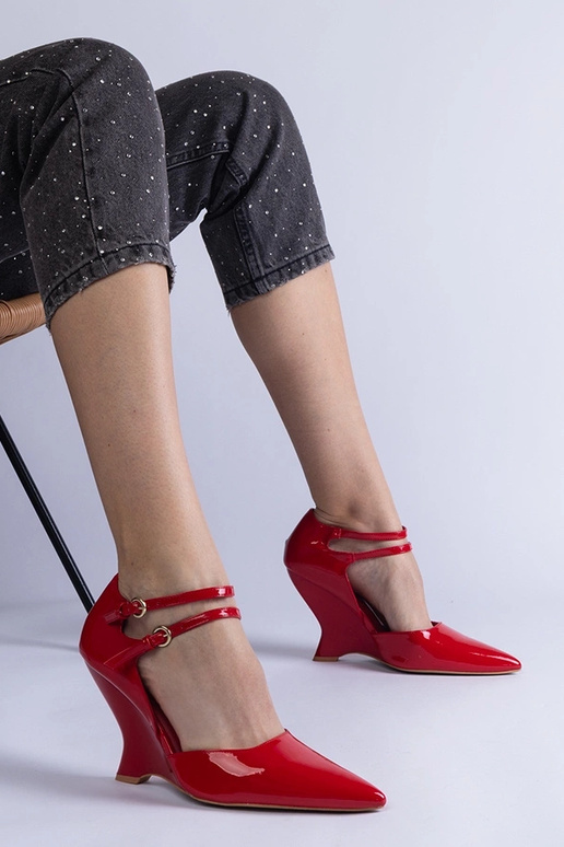 Vizario raudonos lakuotos odos pompos... Vizario raudonos lakuotos odos pompos...