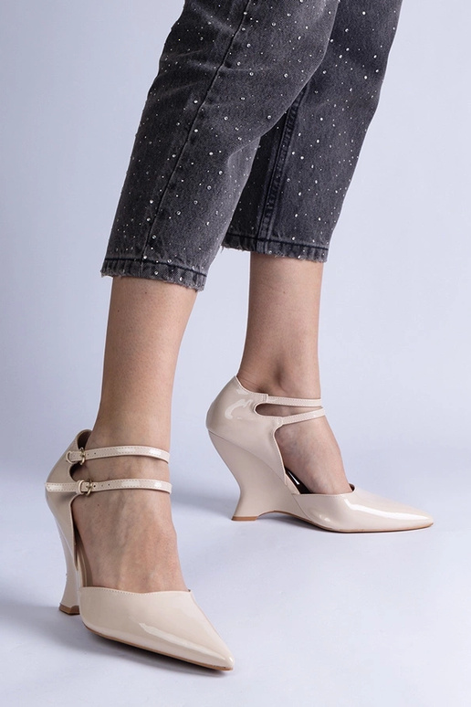 Vizario smėlio spalvos lakinės odos... Vizario smėlio spalvos lakinės odos...