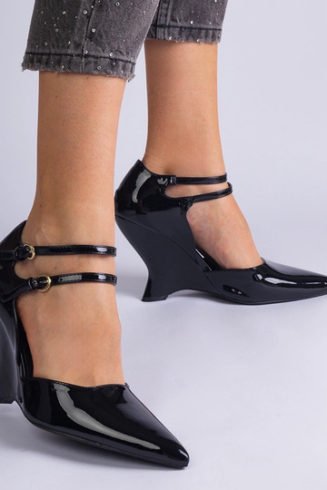 Juodos lakuotos odos pompos... 2