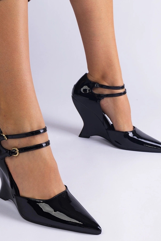 Juodos lakuotos odos pompos ant... Juodos lakuotos odos pompos ant...