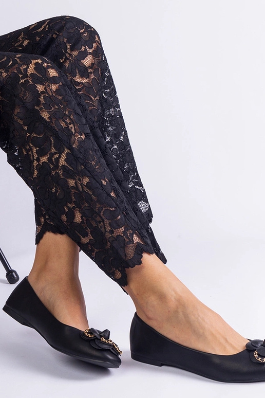 Juodi baleto butai, papuošti gėle...