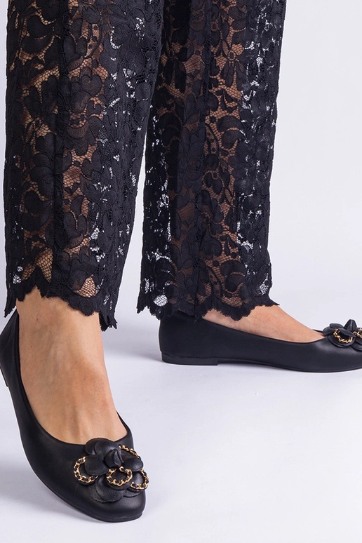 Juodi baleto butai, papuošti gėle...