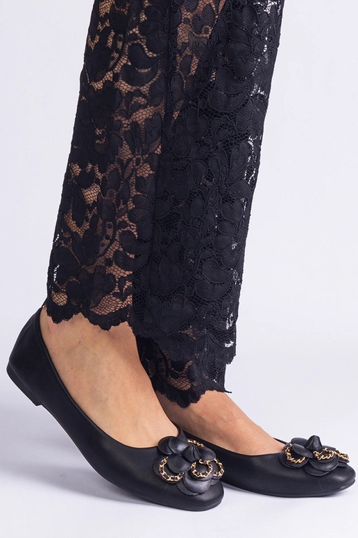 Juodi baleto butai, papuošti gėle...