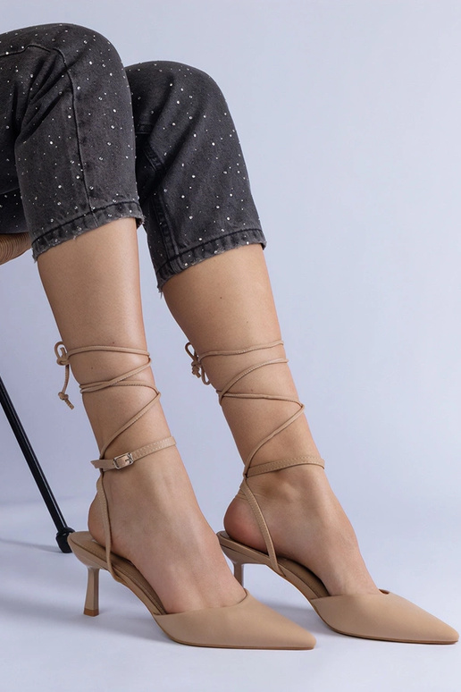 Smėlio spalvos stiletai, surišti...