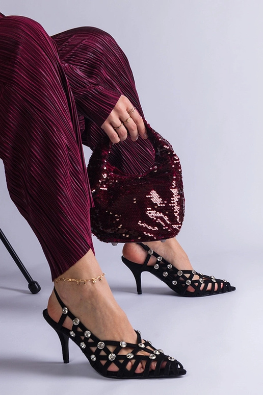 Juodos pintos basutės su akmenukais... Juodos pintos basutės su akmenukais...