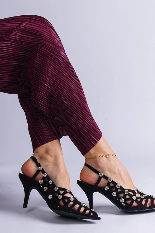 Juodos pintos basutės su akmenukais... Juodos pintos basutės su akmenukais...