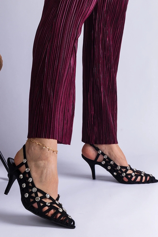 Juodos pintos basutės su akmenukais... Juodos pintos basutės su akmenukais...