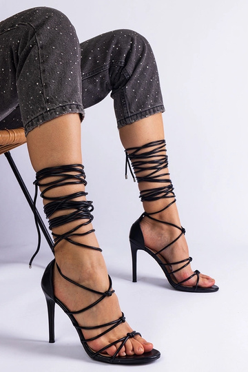 Fortado juodi aukštakulniai suvarstomi sandalai