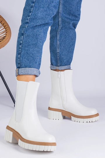 Balti batai iš Tantala... 2