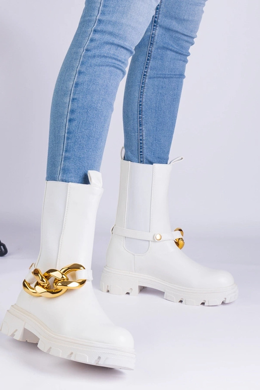 Balti aulinukai, dekoruoti masyvia...