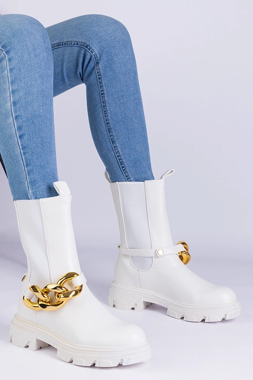 Balti aulinukai, dekoruoti masyvia...