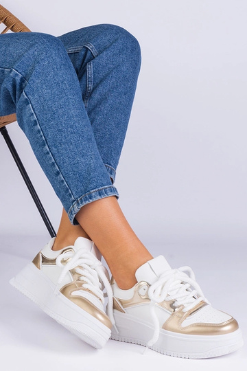 Ivalda balti ir auksiniai sneakersai ant platformos