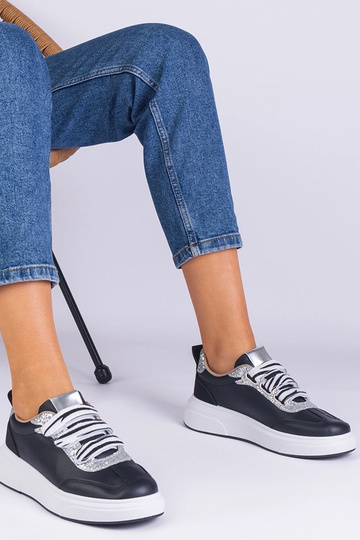 Juodi moteriški sportbačiai, dekoruoti blizgučiais Kasabella 2