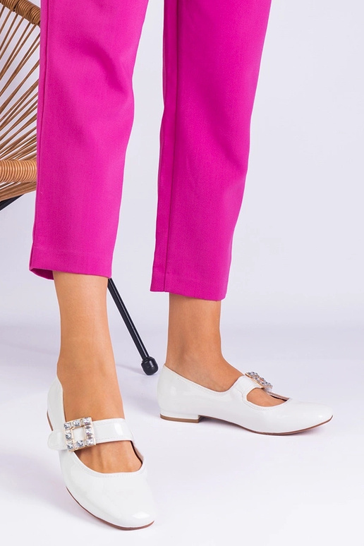 Baltos lakuotos odos baleto buteliai...