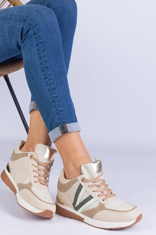 Smėlio spalvos moteriški sportbačiai...
