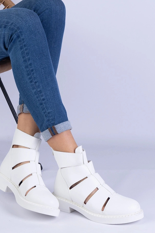 Balti kulkšnies batai iš dirbtinės...