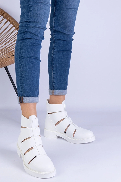 Balti kulkšnies batai iš dirbtinės...