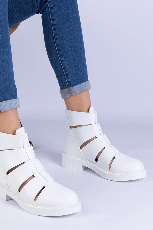 Balti kulkšnies batai iš dirbtinės...