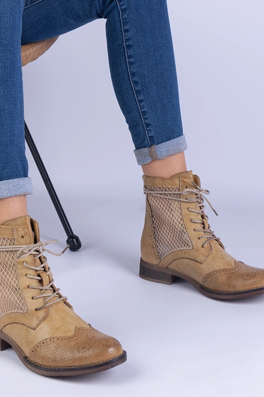 Geltoni ažūriniai plokščiapadžiai Reeves