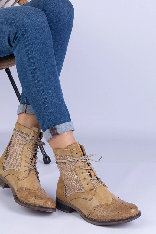 Geltoni ažūriniai plokščiapadžiai Reeves