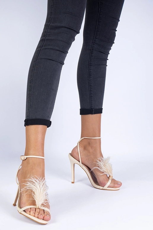 Smėlio spalvos aukštakulniai sandalai... Smėlio spalvos aukštakulniai sandalai...