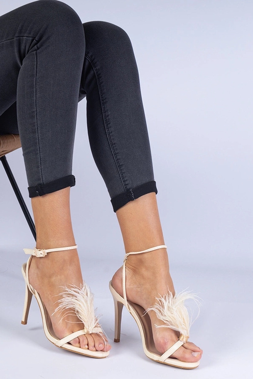 Smėlio spalvos aukštakulniai sandalai... Smėlio spalvos aukštakulniai sandalai...